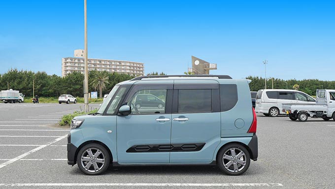 タント・ファンクロス:ボディデザイン、サイド