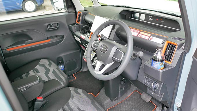 タント・ファンクロス:内装運転席